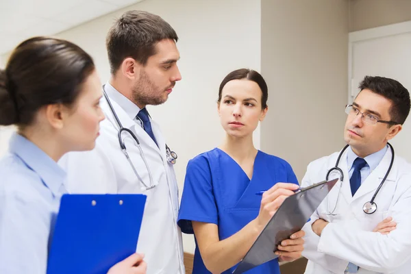 Group of medics with clipboards at hospital — Stock Photo, Image