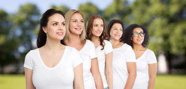 Grupo de felices mujeres diferentes en camisetas blancas — Foto de Stock