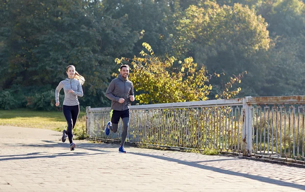 Pareja feliz corriendo al aire libre — Foto de Stock