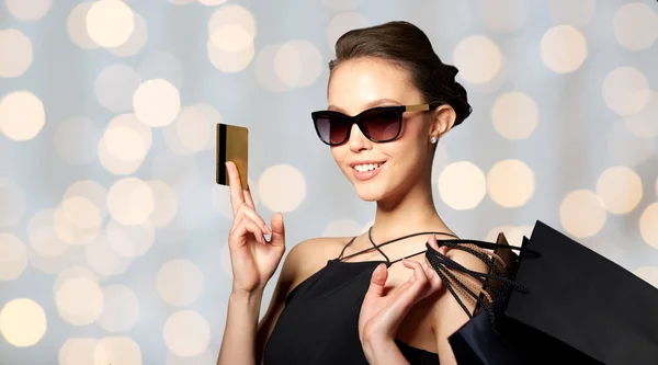Donna felice con carta di credito e shopping bags — Foto Stock