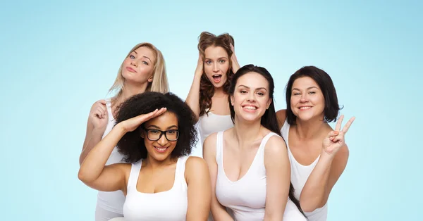 Grupo de mulheres felizes em roupa interior branca — Fotografia de Stock
