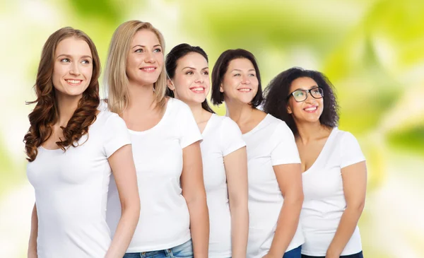 Grupp glada olika kvinnor — Stockfoto