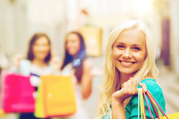 Meninas com sacos de compras em ctiy — Fotografia de Stock