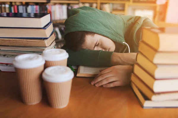 Moe student of man met boeken in bibliotheek — Stockfoto