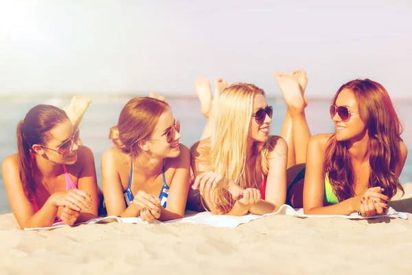 해변에서 선글라스에 웃는 여자의 그룹 — 스톡 사진