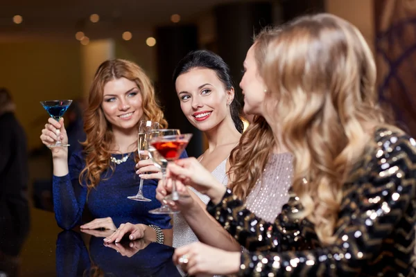 Mujeres felices con bebidas en el club nocturno —  Fotos de Stock