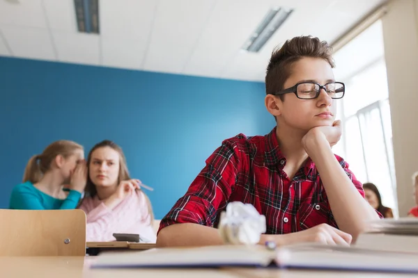 Étudiants bavardant derrière camarade de classe de retour à l'école — Photo