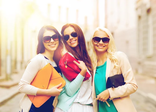 Beautiful girls with bags in ctiy — Stock Photo, Image