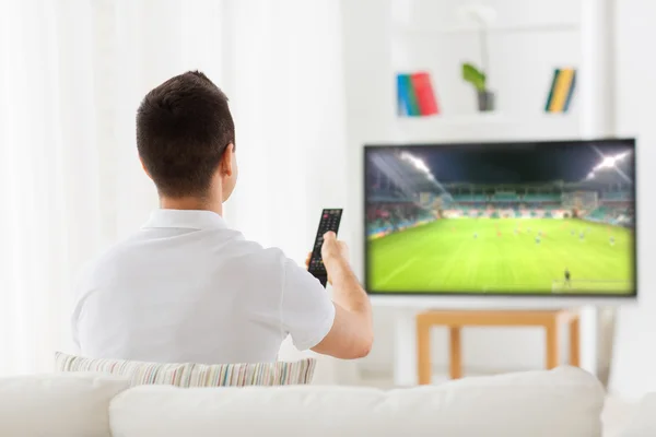 Adam futbol TV izlerken — Stok fotoğraf