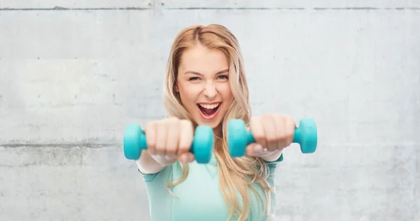 Mooie jonge sportieve vrouw met halter — Stockfoto