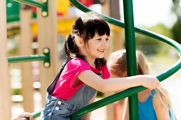 Gruppe fröhlicher kleiner Mädchen auf Kinderspielplatz — Stockfoto