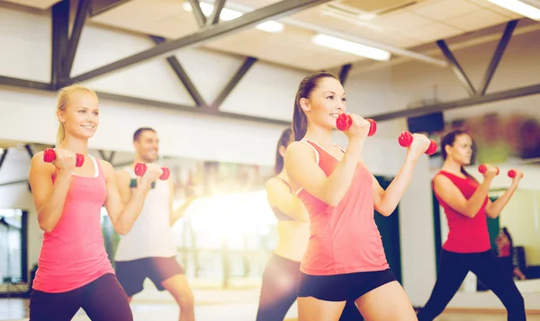 Gruppe lächelnder Menschen beim Training — Stockfoto