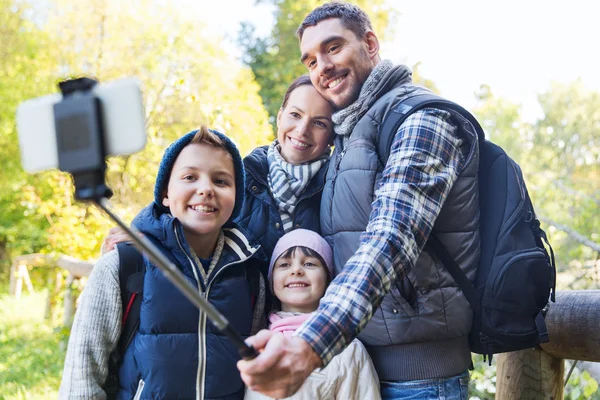 Familie met rugzakken selfie te nemen en te wandelen — Stockfoto