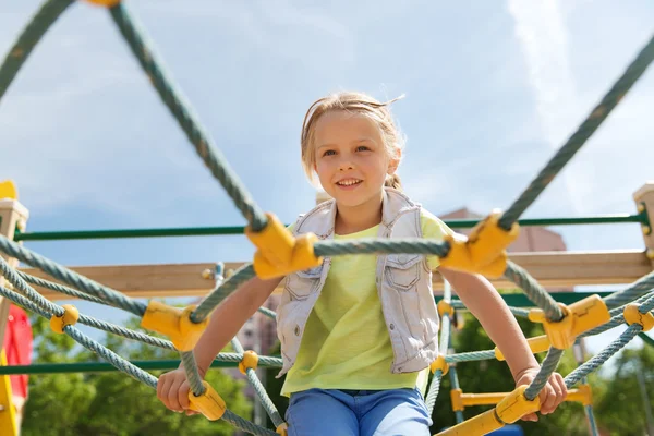 Niña feliz escalada en el parque infantil —  Fotos de Stock
