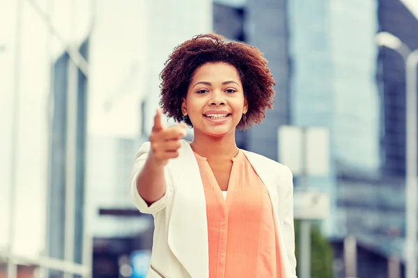 Feliz mulher de negócios africana apontando dedo em você — Fotografia de Stock