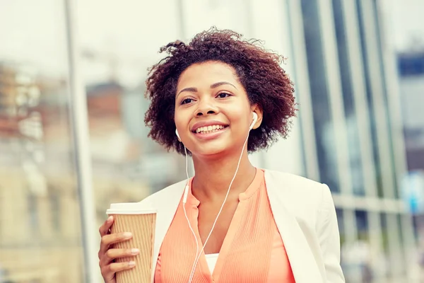 Happy african businesswoman with coffee in city — Stock Photo, Image