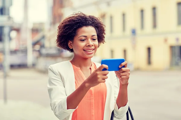 Mulher de negócios africana feliz com smartphone — Fotografia de Stock