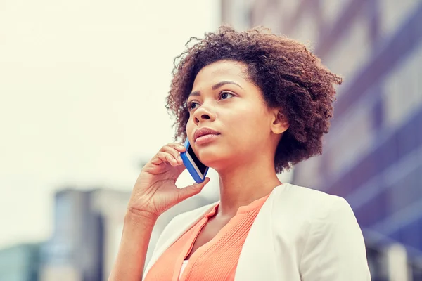 Mulher de negócios africana chamando no smartphone — Fotografia de Stock