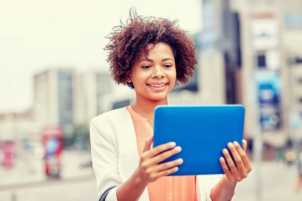 Glückliche afrikanische Geschäftsfrau mit Tablet-PC in der Stadt — Stockfoto