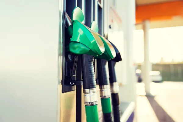 Fechar a mangueira de gasolina no posto de gasolina — Fotografia de Stock