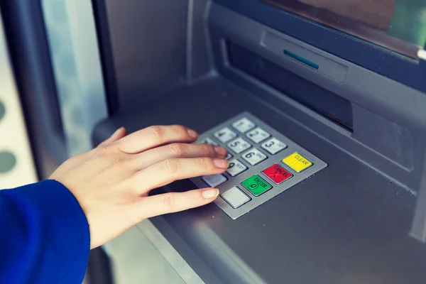 Närbild på hand att ange pin-kod vid bankomat — Stockfoto