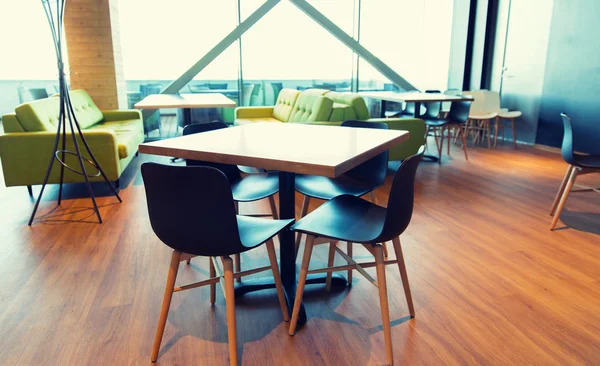 Интерьер ресторана со столом и стульями — стоковое фото