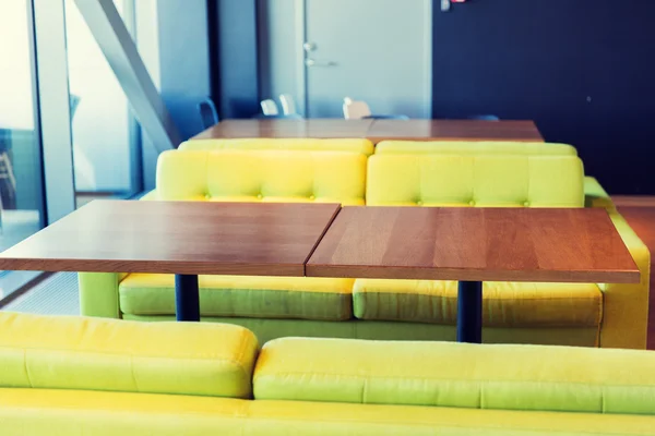 Interior do restaurante com mesa e sofás — Fotografia de Stock