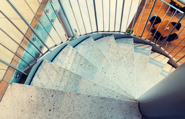 Fechar a escada em espiral de pedra no restaurante — Fotografia de Stock