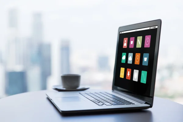 Primo piano del computer portatile e della tazza di caffè sul tavolo dell'ufficio — Foto Stock