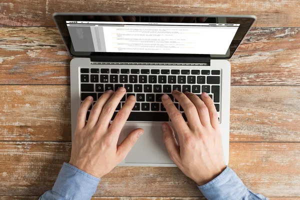 Dizüstü bilgisayar yazmaya ile erkek el yakın çekim — Stok fotoğraf