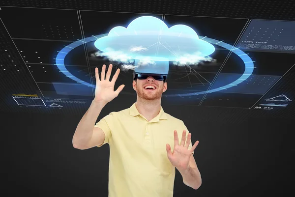 Šťastný muž ve virtuální realitě headset nebo 3d brýle — Stock fotografie