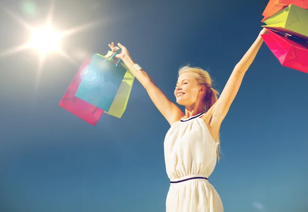 Mulher com sacos de compras — Fotografia de Stock