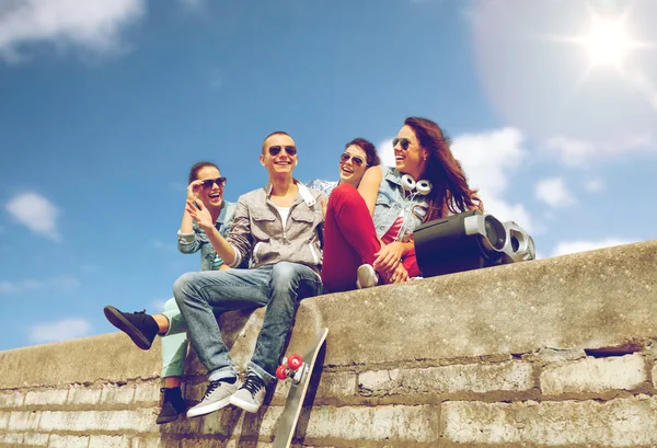 Gruppo di adolescenti sorridenti che escono — Foto Stock