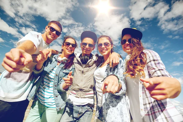 Adolescenti sorridenti in occhiali da sole appesi all'esterno — Foto Stock