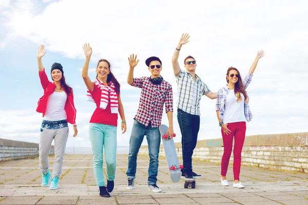 Gruppo di adolescenti sorridenti che salutano le mani — Foto Stock