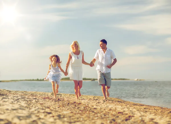 Familia feliz en la orilla del mar — Foto de Stock