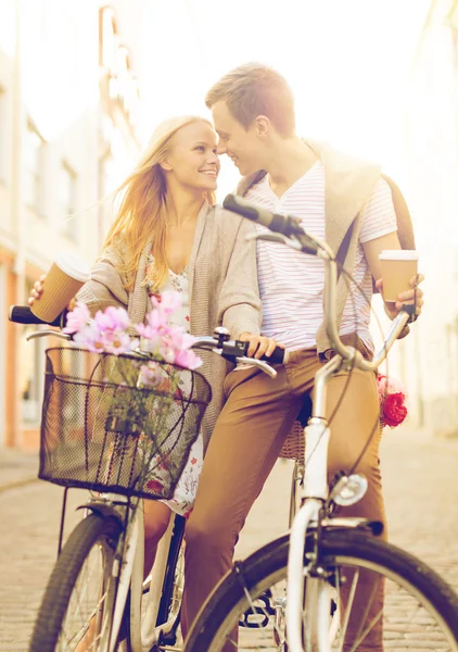 Pareja con bicicletas en la ciudad —  Fotos de Stock