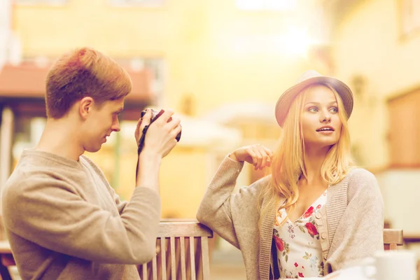 Pár fotografií vyfotit v kavárně — Stock fotografie