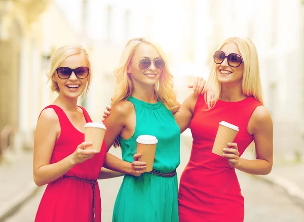 Vrouwen met afhaalmaaltijden koffie kopjes in de stad — Stockfoto