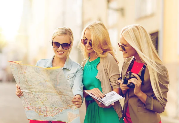 Belas mulheres com mapa turístico na cidade — Fotografia de Stock