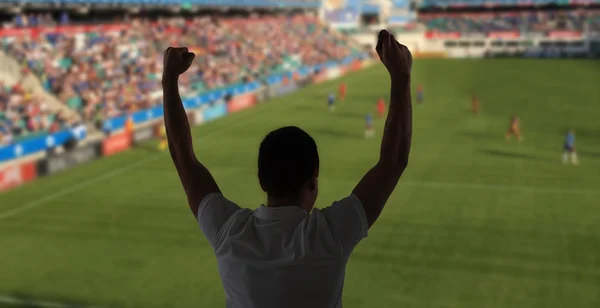 Мужчина смотрит футбол на стадионе — стоковое фото