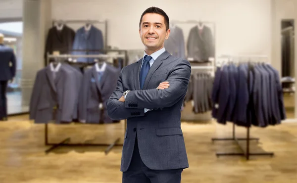 Šťastný podnikatel v obleku za obchod s oblečením — Stock fotografie
