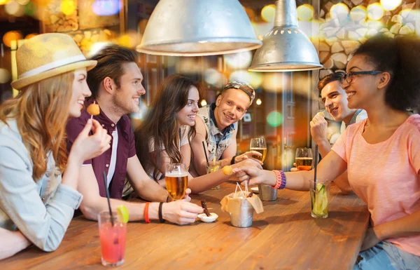 Mutlu arkadaş, konuşurken içecekler bar veya pub — Stok fotoğraf