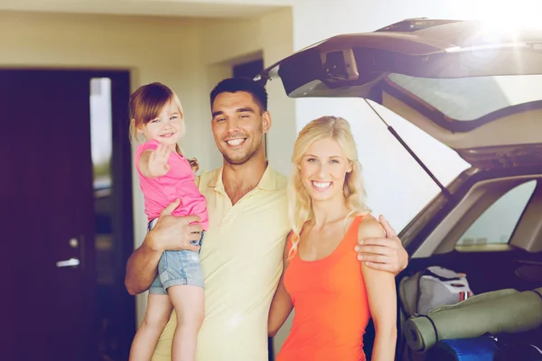 家庭でのハッチバック車と幸せな家庭が駐車場 — ストック写真