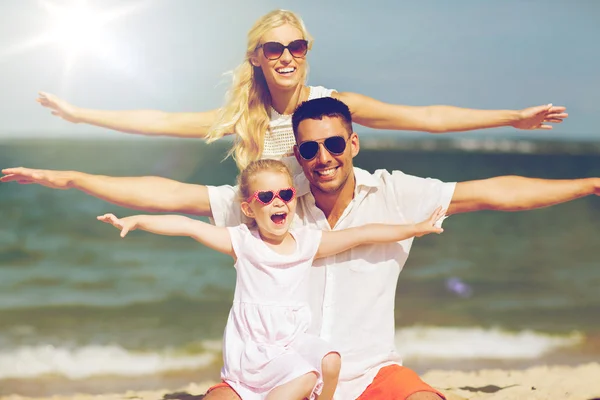 Família feliz se divertindo na praia de verão — Fotografia de Stock