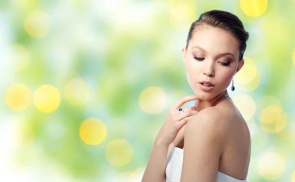 Belle femme avec boucle d'oreille, bague et pendentif — Photo