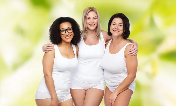 Grupo de mulheres felizes plus size em roupa interior branca — Fotografia de Stock