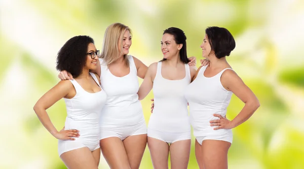 Ομάδα ευτυχισμένος διαφορετικές γυναίκες στα λευκά εσώρουχα — Φωτογραφία Αρχείου