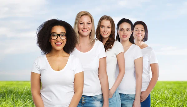 Grupo de felices mujeres diferentes en camisetas blancas — Foto de Stock