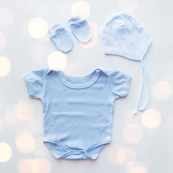 Nahaufnahme von Babykleidung für Neugeborene auf dem Tisch — Stockfoto
